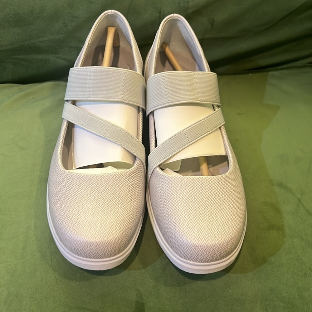 Munro Cass Taupe Nubuck - Picture 4 of 8